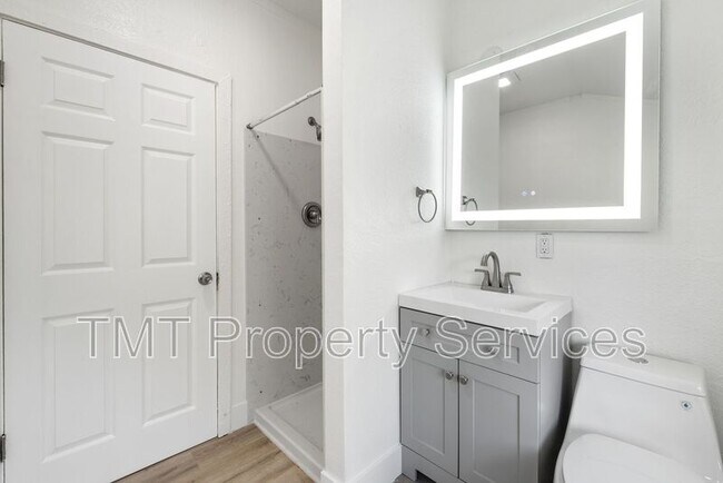 Building Photo - 1647 E 6th St