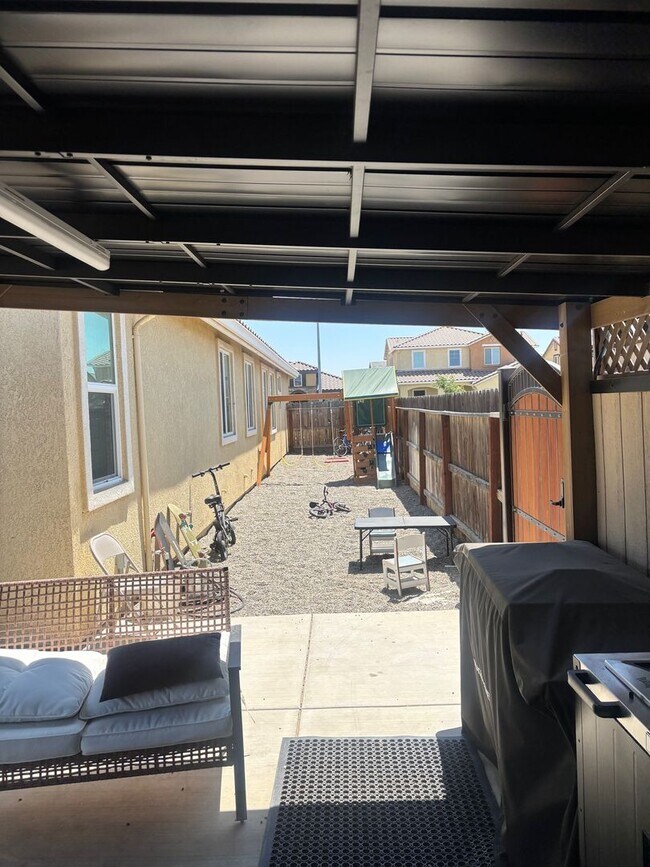 Building Photo - 636 Pinelli Dr