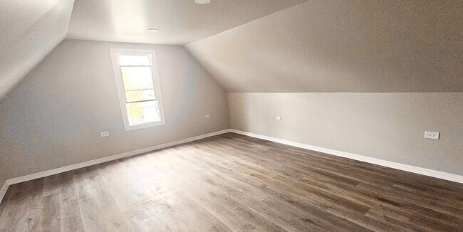 Building Photo - 2820 N Ridgeway Ave