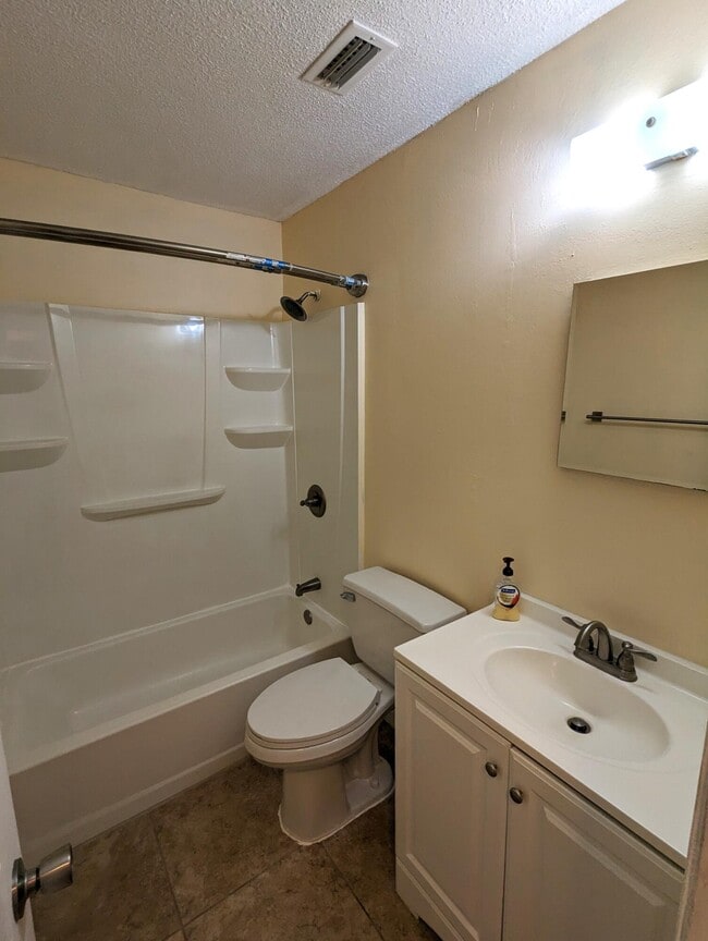 Building Photo - 1010 Pinetree Rd