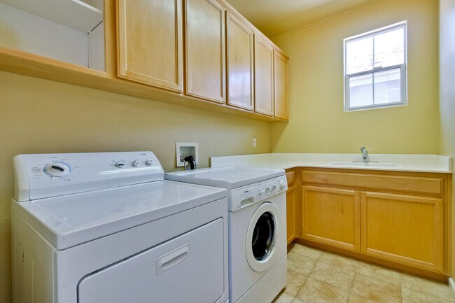 Building Photo - 443 Farrel Ct