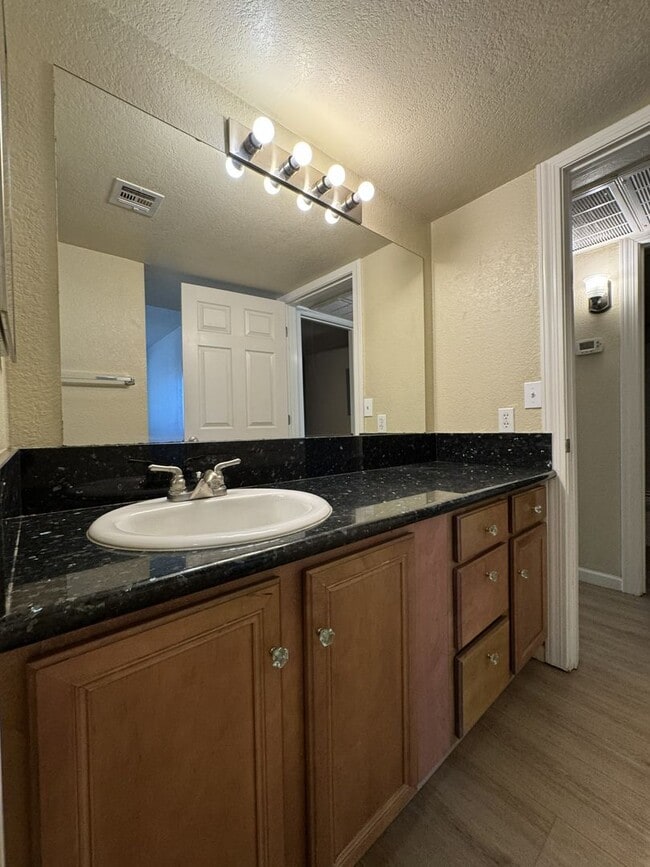 Building Photo - Melrose District 2 Bed Condo - Half Off First and Second Month
