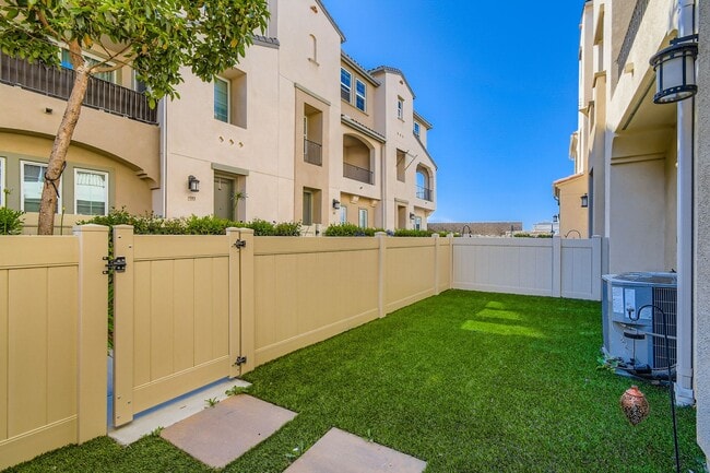 Building Photo - Stylish Three-Story Townhome with Private Courtyard & Pool Access