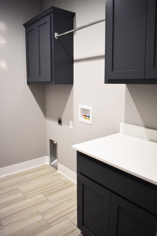 Building Photo - Upscale 4 Bedroom 3.5 Bathroom in The Heart of Fayetteville AR!!