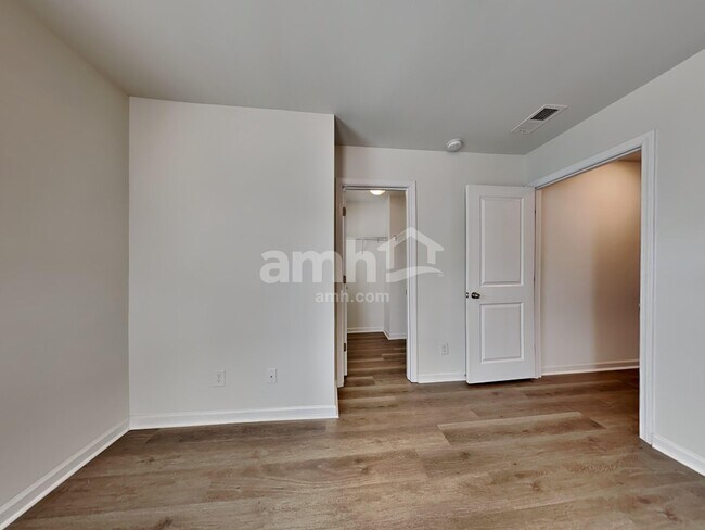 Building Photo - 517 Bush Dr