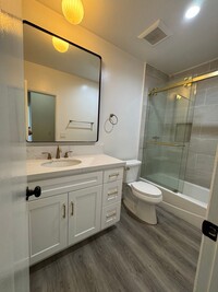 Building Photo - 1 Bedroom Seaside Condo with Balcony !!! -...