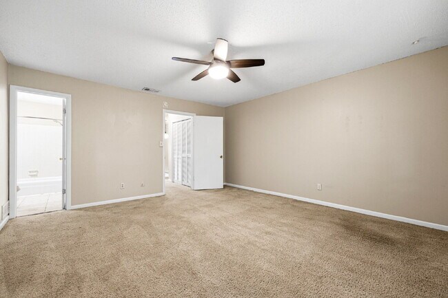 Building Photo - GREAT LOCATION 2BED 2BATH! FENCED IN YARD!