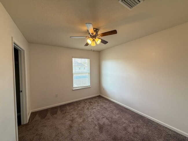 Building Photo - 4 bedroom, 2.5 bath home centrally located...