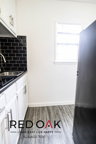 Building Photo - 851 S Kenmore Ave