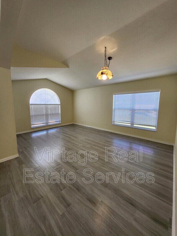 Building Photo - 819 Sandy Trail Pl