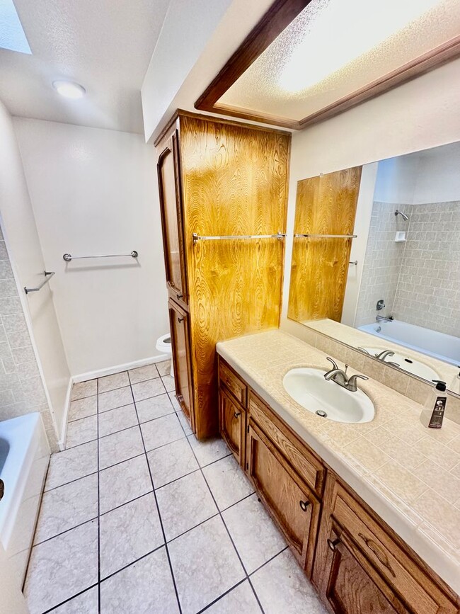 Building Photo - 3/2 Near Woodward Park