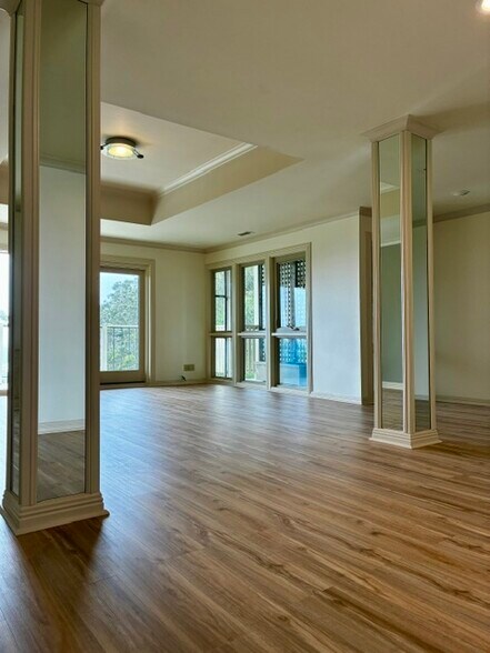 Building Photo - 477 Crestmont Dr