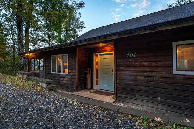 Building Photo - 401 Lookout Dr