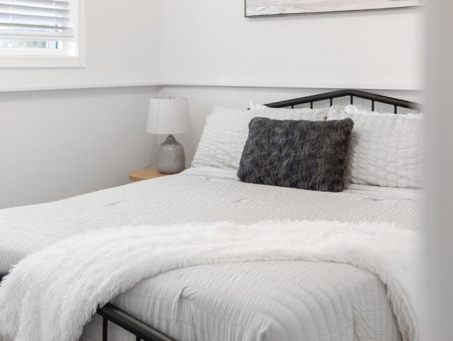 Building Photo - Spacious 4-Bedroom Pet-Friendly Home in North Spokane