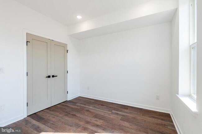 Building Photo - 608 S American St