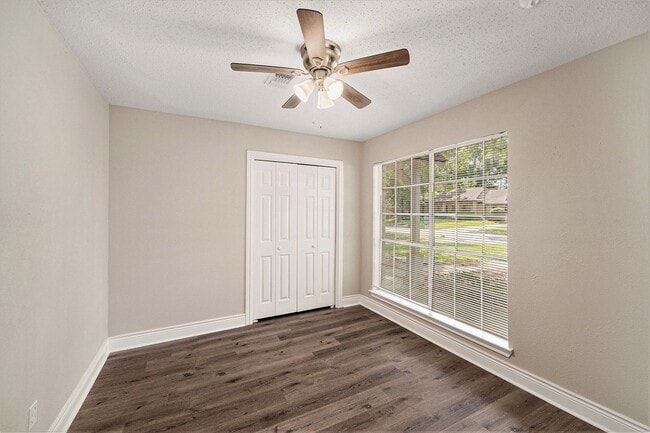Building Photo - 4 bedroom, 2 bath - One story rental in Kingwood
