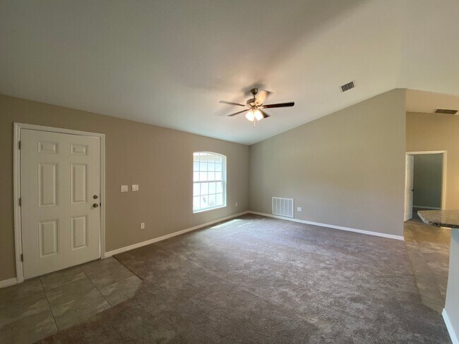 Building Photo - Desirable SW Ocala Neighborhood 3/2/2 *WON'T LAST*