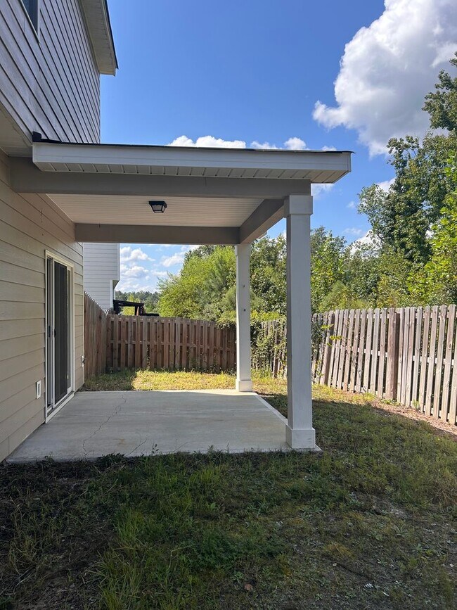 Building Photo - 204 Pebble Ln