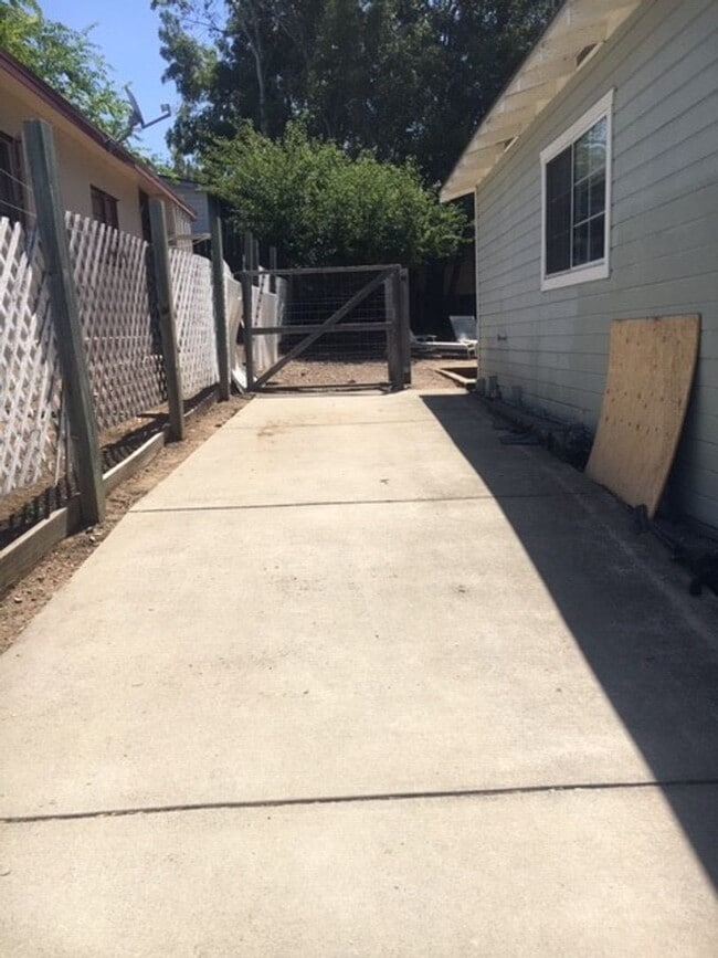 Building Photo - Perfect Location Near Cal Poly - Two Bed - Large Yard!