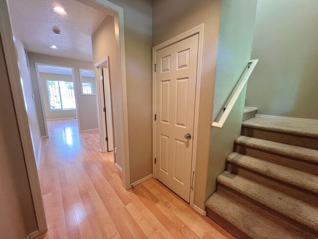 Building Photo - Beautiful 3-Bedroom Home in Hillsboro’s Desirable Arbor Roses Community!