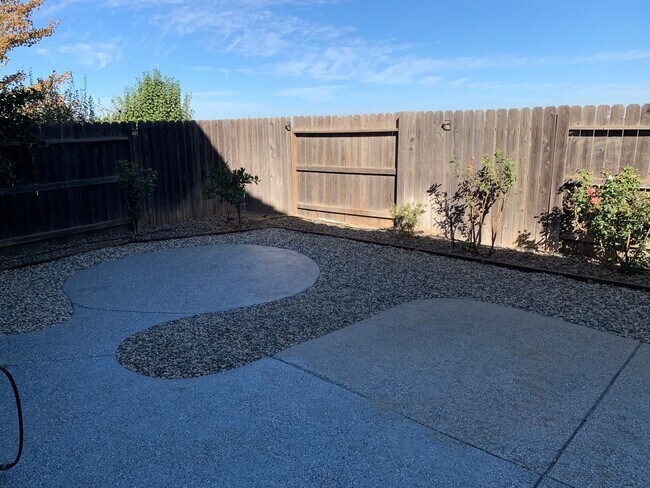 Building Photo - Beautiful 2 Story Home Ready To Be Called Home!