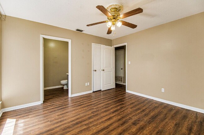 Building Photo - Experience the charm of this fabulous dupl...