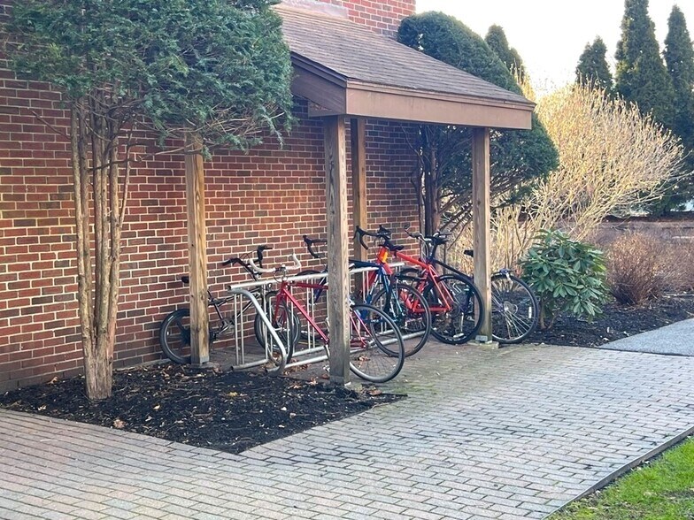 Building Photo - 140 Kenrick St