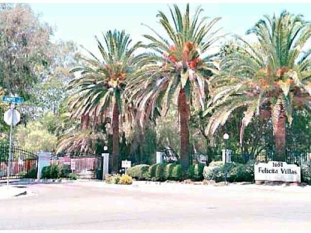 Building Photo - Escondido 3 Br Gated LOVELY Townhome 2 pat...