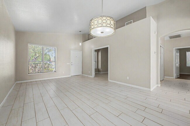 Building Photo - 1331 W Blue Ridge Ct