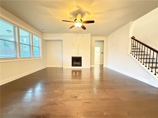 Building Photo - 1545 Dahlia Dr