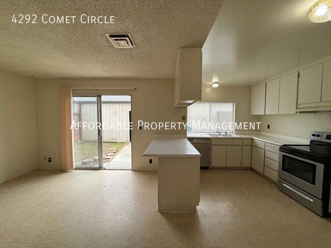 Building Photo - 4292 Comet Cir