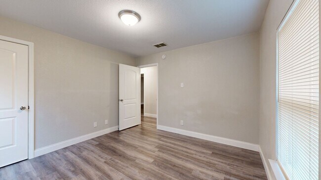 Building Photo - 2 WEEKS FREE RENT + $995 A MONTH!!!