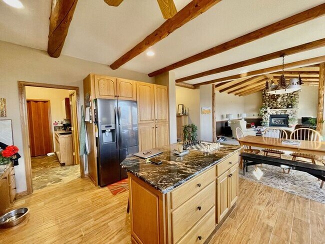 Building Photo - Large 3 bedroom home with gorgeous views i...