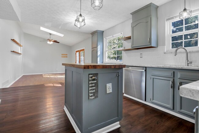 Building Photo - 5399 Thornburg Ct