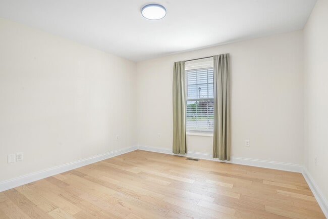 Building Photo - 5013 Bentwood Ct