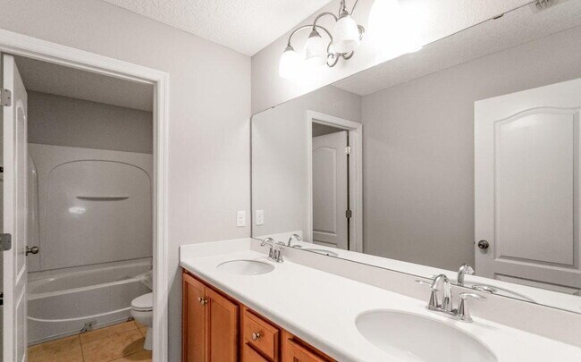Building Photo - For Rent!!!!!  Spacious Living & Resort-Style Fun in Hamilton Glen!