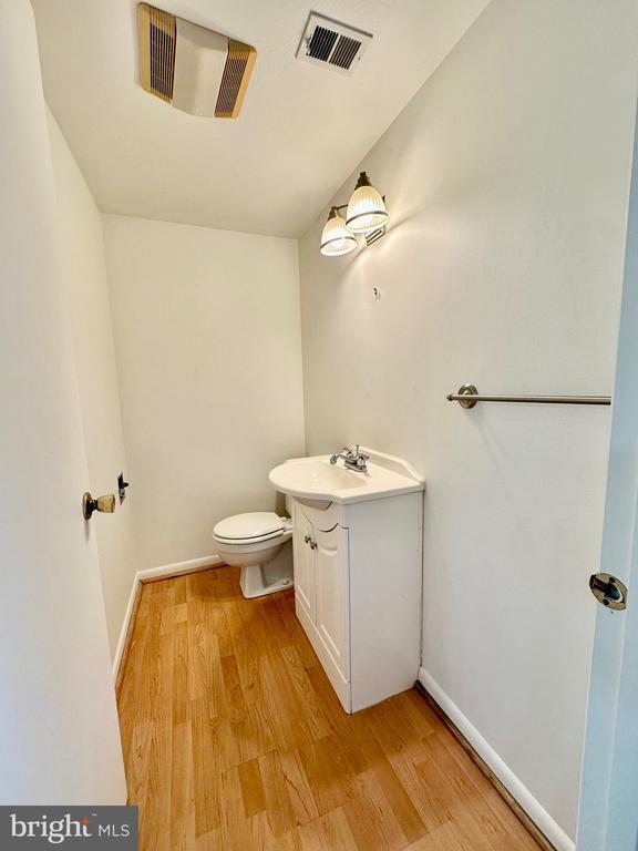 Building Photo - 302 Hills Dr