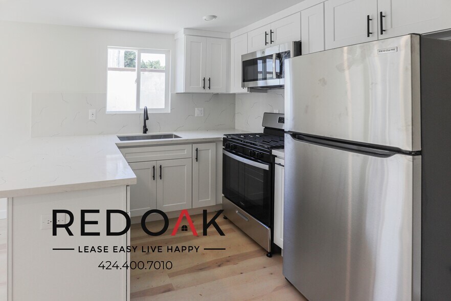 Building Photo - 1861 S Sycamore Ave