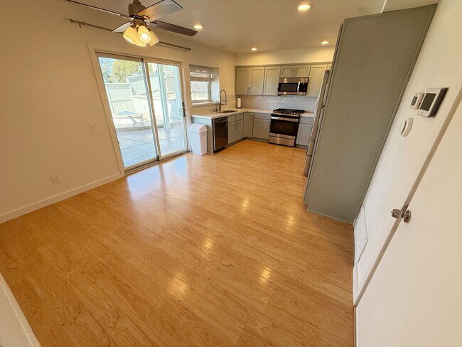 Building Photo - Stunningly Upgraded 3 Bed/2.5 Bath Home