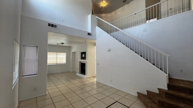 Building Photo - Pool & Spa plus 4 bedrooms