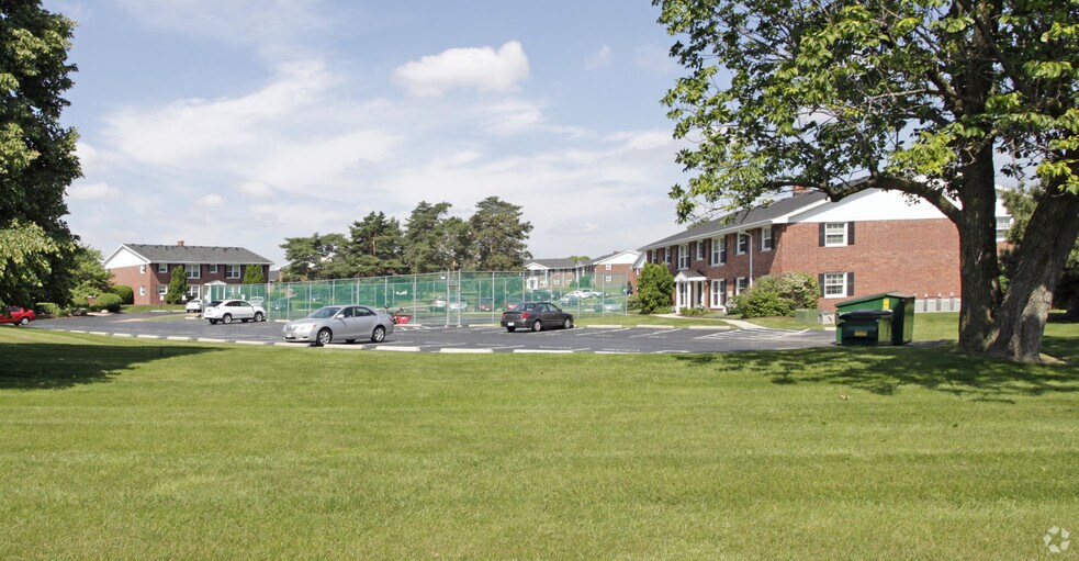 Tuckaway Heights Apartments 5470 S Tuckaway Ln Greenfield WI 53221