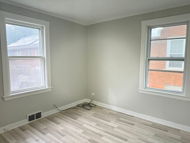 Building Photo - 11004 S Esmond St