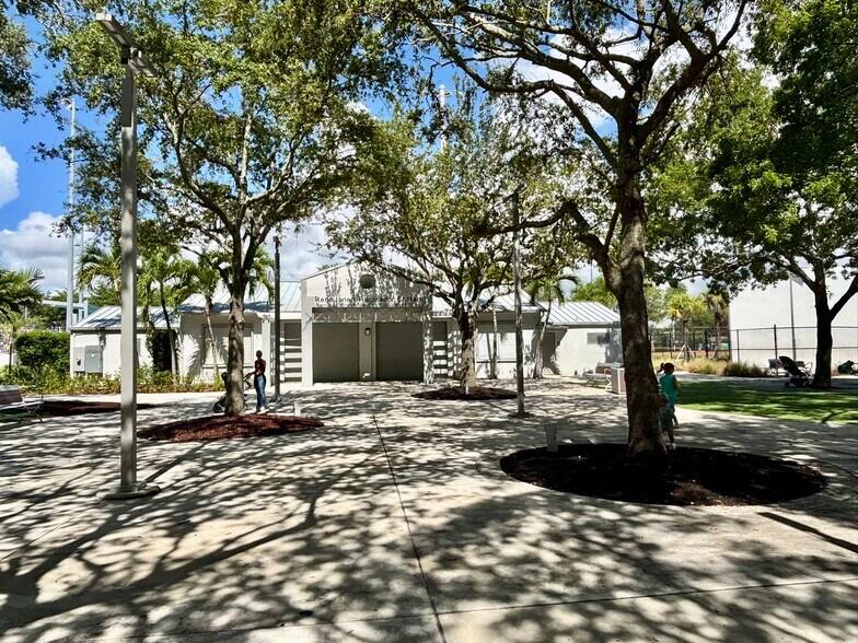 Building Photo - 1933 SW 17th Ct