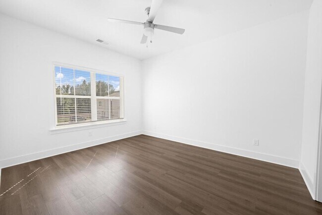 Building Photo - Spacious Home with Fenced Backyard!