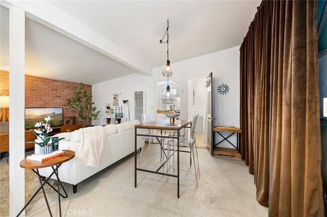 Building Photo - 1583 W 48th St