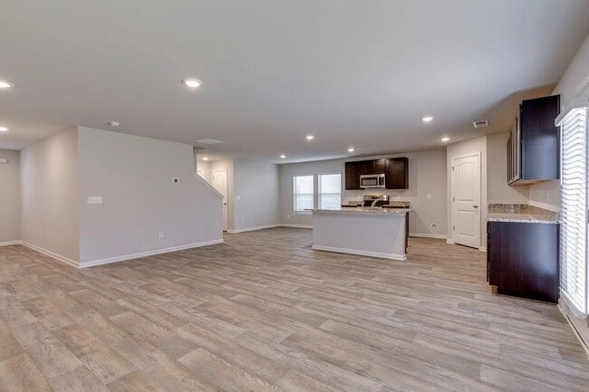 Building Photo - *** COMING SOON! ***  Spacious & Stylish 5...