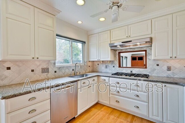 Building Photo - 2685 Yorkton Dr