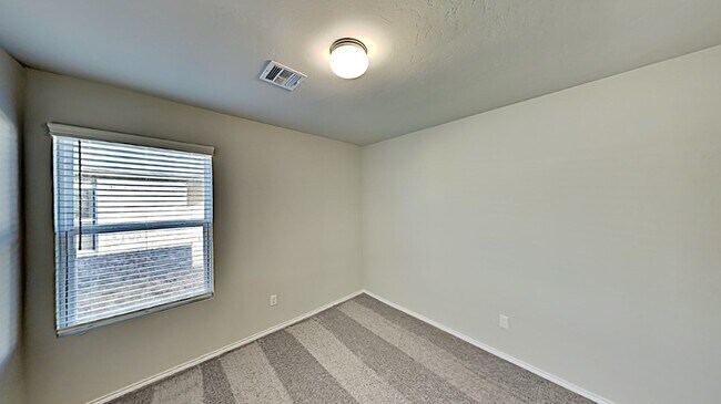 Building Photo - Very Nice 3 Bedroom 2 Bath Home in Yukon Schools