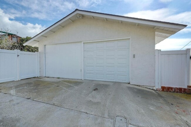 Building Photo - 1166 Agate St