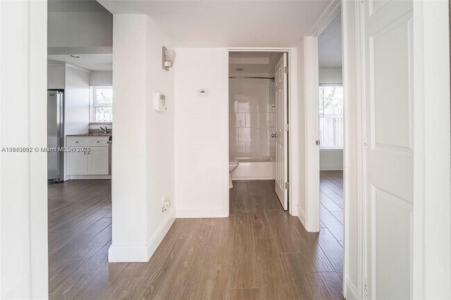 Building Photo - 2019 NE 17th Ct